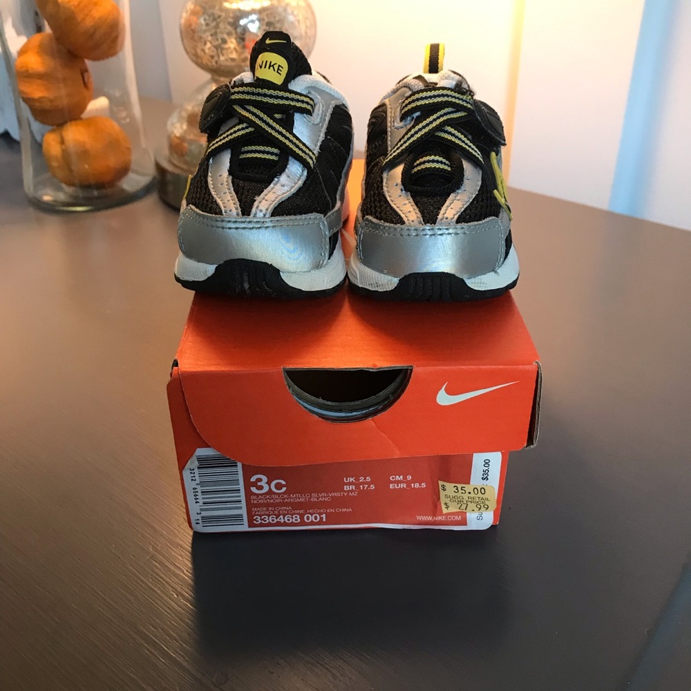 New with box Nike infant tennis shoes, size 3